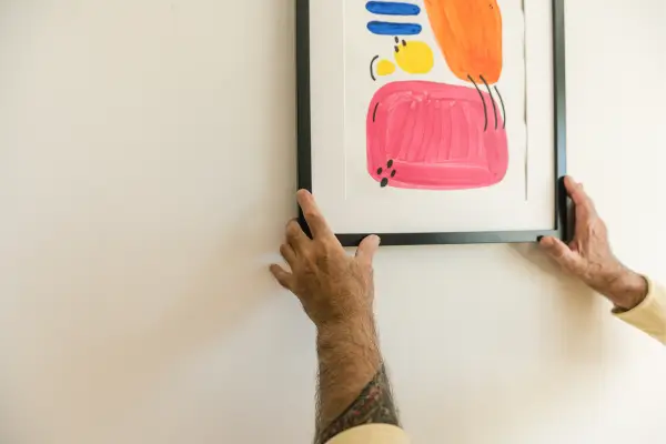 Paredes com Personalidade: Como Escolher uma Única Peça de Impacto Minimalista